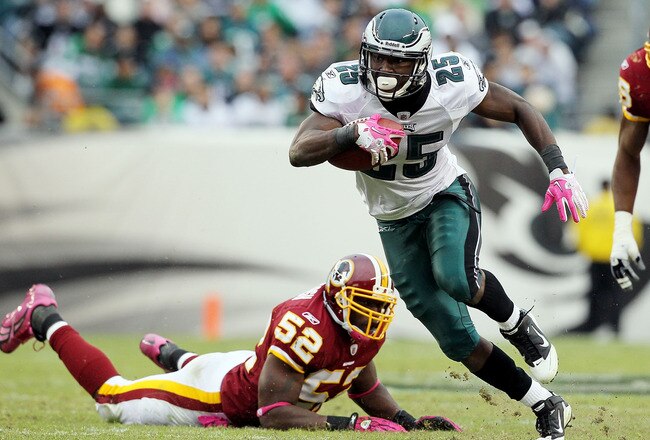 PHILADELPHIA - OCTOBER 03:  LeSean McCoy #25 of the Philadelphia Eagles runs the ball past Rocky McIntosh #52 of the Washington Redskins on October 3, 2010 at Lincoln Financial Field in Philadelphia, Pennsylvania.  (Photo by Jim McIsaac/Getty Images)