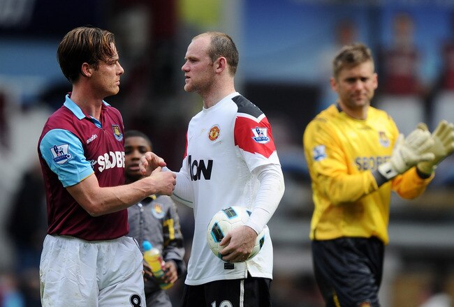LONDON, ENGLAND - APRIL 02: Scott Parker (L) and Robert Green (R) of West Ham United congratulate Wayne Rooney of Manchester United after his hat trick during the Barclays Premier League match between West Ham United and Manchester United at the Boleyn Ground on April 2, 2011 in London, England.  (Photo by Mike Hewitt/Getty Images)
