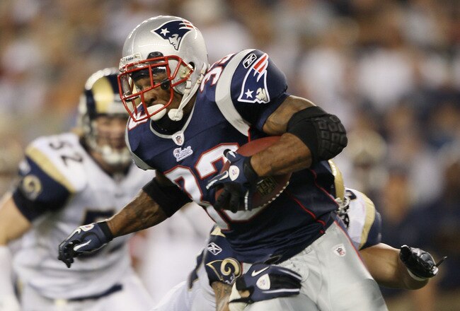 FOXBORO, MA - AUGUST 26:  Kevin Faulk #33 of the New England Patriots carries the ball in the first half against the St. Louis Rams on August 26, 2010 at Gillette Stadium in Foxboro, Massachusetts. The Rams defeated the Patriots 36-35. (Photo by Elsa/Getty Images)