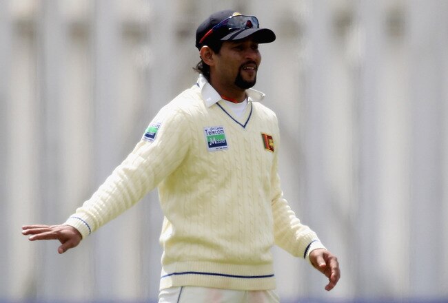 UXBRIDGE, ENGLAND - MAY 14:  Tillakaratne Dilshan of Sri Lanka organises the field during a tour match between Middlesex County Cricket Club and Sri Lanka on May 14, 2011 in Uxbridge, England.  (Photo by Scott Heavey/Getty Images)