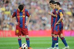 BARCELONA, SPAIN - MAY 08:  Leo Messi (L) of Barcelona lines up a free kick beside David Villa (C) and Xavi Hernandez during the La Liga match between Barcelona and Espanyol at Nou Camp on May 8, 2011 in Barcelona, Spain.  (Photo by Denis Doyle/Getty Images)