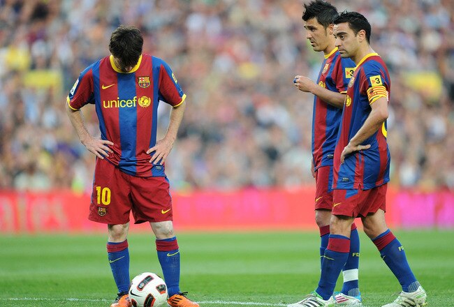 BARCELONA, SPAIN - MAY 08:  Leo Messi (L) of Barcelona lines up a free kick beside David Villa (C) and Xavi Hernandez during the La Liga match between Barcelona and Espanyol at Nou Camp on May 8, 2011 in Barcelona, Spain.  (Photo by Denis Doyle/Getty Images)