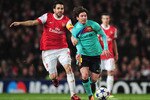LONDON, ENGLAND - FEBRUARY 16:  Lionel Messi of Barcelona is challenged by Cesc Fabregas of Arsenal during the UEFA Champions League round of 16 first leg match between Arsenal and Barcelona at the Emirates Stadium on February 16, 2011 in London, England.  (Photo by Shaun Botterill/Getty Images)
