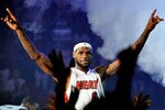 Lebron800salute_crop_150x100