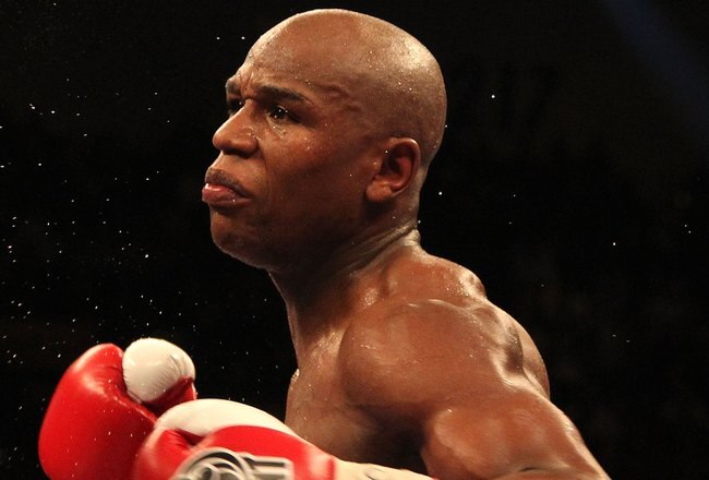 LAS VEGAS - MAY 01:  (R-L) Floyd Mayweather Jr. in action against Shane Mosley during their welterweight fight at the MGM Grand Garden Arena on May 1, 2010 in Las Vegas, Nevada. Mayweather Jr. defeated Mosley by unanimous decison.  (Photo by Jed Jacobsohn/Getty Images)