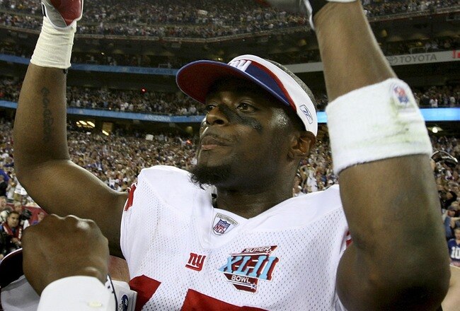 GLENDALE, AZ - FEBRUARY 03:  Wide receive Plaxico Burress #17 of the New York Giants walks off the field after the Giants defeated the New England Patriots 17-14 during Super Bowl XLII on February 3, 2008 at the University of Phoenix Stadium in Glendale, Arizona.  (Photo by Andy Lyons/Getty Images)