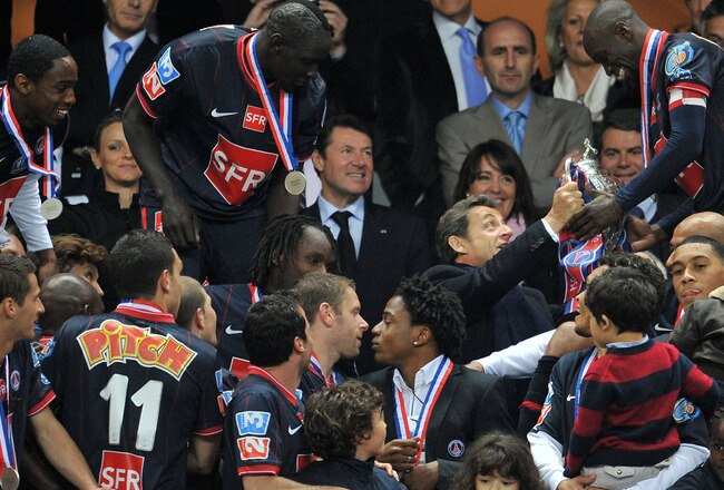 PARIS - MAY 01:  Paris Saint Germain football club midfielder and captain Claude Makelele ( R) receives the cup from French President Nicolas Sarkozy after winning the French football Cup final between Paris Saint Germain and A.S Monaco at Stade de France on May 1, 2010 in Paris, France. Paris Saint Germain won 1-0.  (Photo by Pascal Le Segretain/Getty Images)