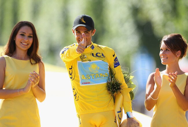 PARIS - JULY 26:  Yellow Jersey holder and race winner Alberto Contado of Spain gives a thumbs up after Stage Twenty One of the Tour de France on July 26, 2009 in Paris, France.  (Photo by Bryn Lennon/Getty Images)