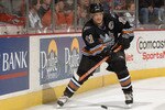 WASHINGTON - DECEMBER 31: Jeff Halpern #11 of the Washington Capitals passes the puck during the game against the Philadelphia Flyers on December 31, 2005 at MCI Center in Washington D.C.  (Photo by Mitchell Layton/Getty Images)