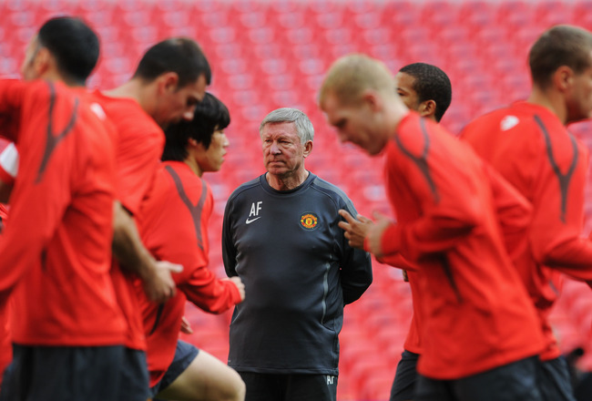 LONDON, ENGLAND - MAY 27:  Sir Alex Ferguson (C) manager of Manchester United watches his players warm up during a Manchester United training session prior to the UEFA Champions League final versus Barcelona at Wembley Stadium on May 27, 2011 in London, England.  (Photo by Jasper Juinen/Getty Images)