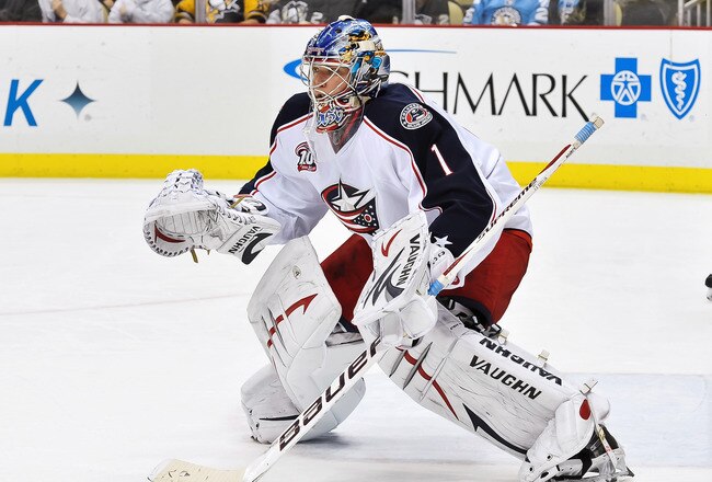 PITTSBURGH, PA - FEBRUARY 8:  Goaltender Steve Mason #1 of the Columbus Blue Jackets defends the net against the Pittsburgh Penuins on February 8, 2011 at CONSOL Energy Center in Pittsburgh, Pennsylvania.  (Photo by Jamie Sabau/Getty Images)
