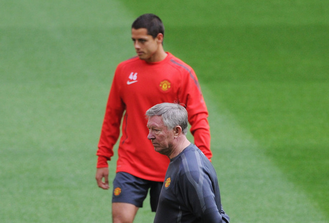 LONDON, ENGLAND - MAY 27:  Javier Hernandez of Manchester United (back) controls the ball as Sir Alex Ferguson manager of Manchester United looks on during a Manchester United training session prior to the UEFA Champions League final versus Barcelona at Wembley Stadium on May 27, 2011 in London, England.  (Photo by Michael Regan/Getty Images)