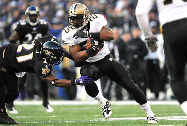 BALTIMORE, MD - DECEMBER 19:  Reggie Bush #25 of the New Orleans Saints runs the ball against the Baltimore Ravens  at M&T Bank Stadium on December 19, 2010 in Baltimore, Maryland. The Ravens defeated the Saints 30-24. (Photo by Larry French/Getty Images)
