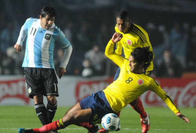 Tevez-intenta-carlitos-guarin-aguilar_claima20110706_0270_19_crop_650x440