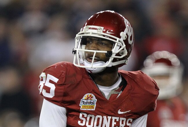 GLENDALE, AZ - JANUARY 01:  Ryan Broyles #85 of the Oklahoma Sooners looks on against the Connecticut Huskies during the Tostitos Fiesta Bowl at the Universtity of Phoenix Stadium on January 1, 2011 in Glendale, Arizona.  (Photo by Ronald Martinez/Getty Images)
