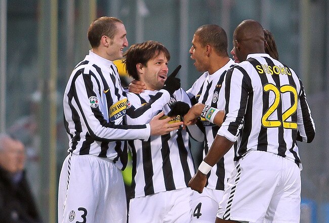 FLORENCE, ITALY - MARCH 06: Diego (2 L#28) of Juventus FC celebrates the goal during the Serie A match between at ACF Fiorentina and Juventus FC at Stadio Artemio Franchi on March 6, 2010 in Florence, Italy.  (Photo by Gabriele Maltinti/Getty Images)