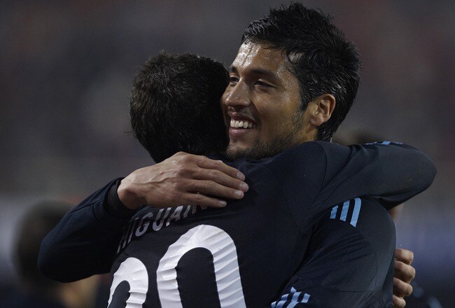 VALENCIA, SPAIN - DECEMBER 12:  Ezequiel Garay (R) of Real Madrid celebrates his goal with his teammate Gonzalo Higuain during the La Liga Match between Valencia and Real Madrid at Estadio Mestalla on December 12, 2009 in Valencia, Spain. Real Madrid won 3-2.  (Photo by Manuel Queimadelos Alonso/Getty Images)