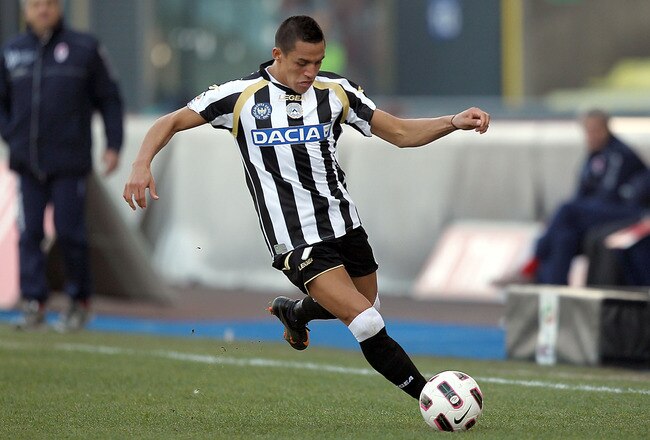 UDINE, ITALY - MARCH 06: Alexis Sanchez of Udinese Calcio in action during the Serie A match between Udinese Calcio and AS Bari at Stadio Friuli on March 6, 2011 in Udine, Italy.  (Photo by Gabriele Maltinti/Getty Images)