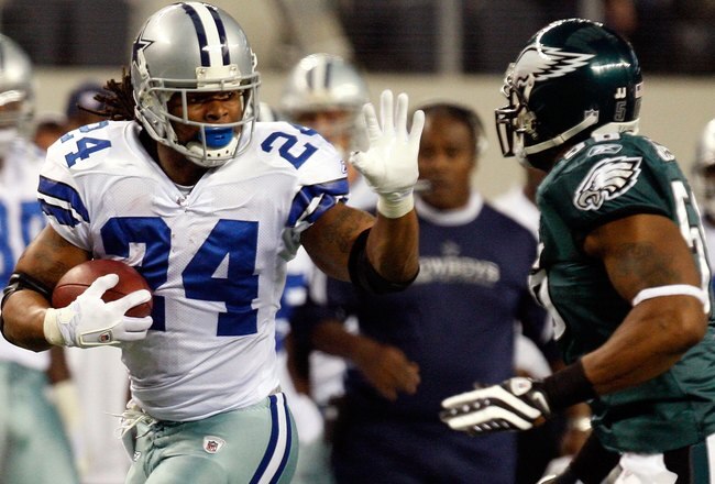ARLINGTON, TX - JANUARY 03:  Running back Marion Barber #24 of the Dallas Cowboys runs the ball against the Philadelphia Eagles at Cowboys Stadium on January 3, 2010 in Arlington, Texas.  (Photo by Ronald Martinez/Getty Images)