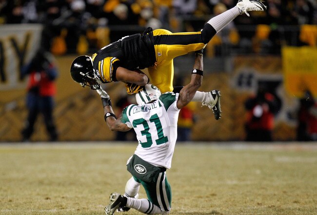 PITTSBURGH, PA - JANUARY 23:  Mewelde Moore #21 of the Pittsburgh Steelers catches a pass over Antonio Cromartie #31 of the New York Jets in the third quarter of the 2011 AFC Championship game at Heinz Field on January 23, 2011 in Pittsburgh, Pennsylvania. The Steelers defeated the Jets 24 to 19.  (Photo by Gregory Shamus/Getty Images)