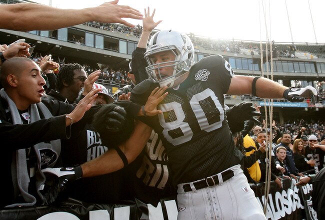 OAKLAND, CA - NOVEMBER 22:  Zach Miller #80 of the Oakland Raiders celebrates after scoring a touchdown in the second quarter against the Cincinnati Bengals during an NFL game at Oakland-Alameda County Coliseum on November 22, 2009 in Oakland, California.  (Photo by Jed Jacobsohn/Getty Images)