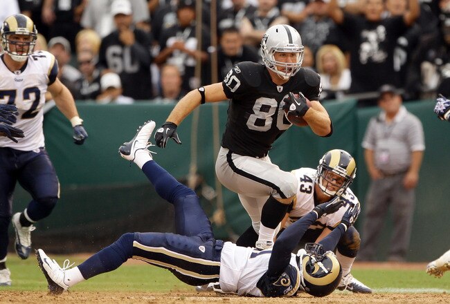 OAKLAND, CA - SEPTEMBER 19:  Zach Miller #80 of the Oakland Raiders in action during their game against the St. Louis Rams at the Oakland-Alameda County Coliseum on September 19, 2010 in Oakland, California.  (Photo by Ezra Shaw/Getty Images)