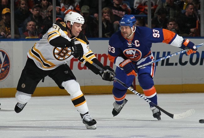 UNIONDALE, NY - MARCH 06: Marc Savard #91 of the Boston Bruins skates against the New York Islanders at the Nassau Coliseum on March 6, 2010 in Uniondale, New York.  (Photo by Bruce Bennett/Getty Images)