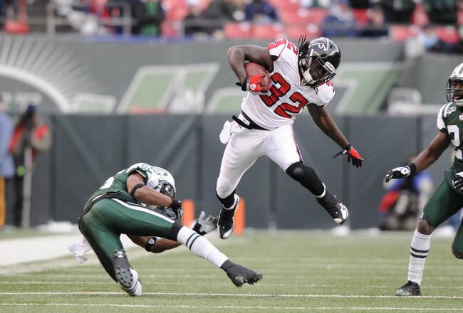EAST RUTHERFORD, NJ - DECEMBER 20: Jerious Norwood #32 of the Atlanta Falcons carries the ball during an NFL game against the New York Jets at Giants Stadium on December 20, 2009 in East Rutherford, New Jersey. (Photo by Jim Luzzi/Getty Images)