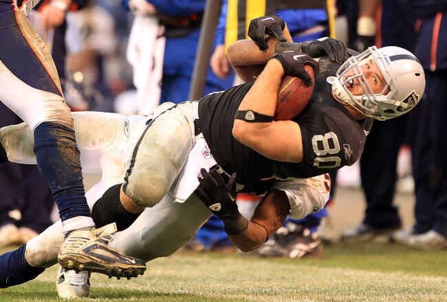 OAKLAND, CA - DECEMBER 19:  Zach Miller #80 of the Oakland Raiders in action during their game against the Denver Broncos at Oakland-Alameda County Coliseum on December 19, 2010 in Oakland, California.  (Photo by Ezra Shaw/Getty Images)