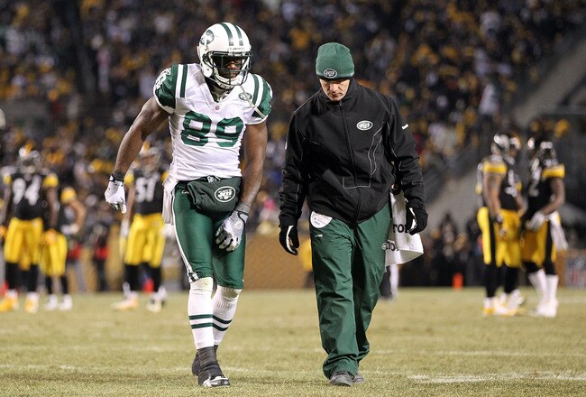 PITTSBURGH, PA - JANUARY 23:  Jerricho Cotchery #89 of the New York Jets walks off of the field injured in second quarter play against the Pittsburgh Steelers during the 2011 AFC Championship game at Heinz Field on January 23, 2011 in Pittsburgh, Pennsylvania.  (Photo by Ronald Martinez/Getty Images)