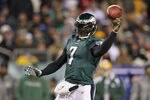 PHILADELPHIA, PA - JANUARY 09:  Michael Vick #7 of the Philadelphia Eagles passes against the Green Bay Packers during the 2011 NFC wild card playoff game at Lincoln Financial Field on January 9, 2011 in Philadelphia, Pennsylvania.  (Photo by Al Bello/Getty Images)