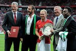 MANCHESTER, ENGLAND - AUGUST 05:  (L-R) Manchester United Chief Executive David Gill,  New York Cosmos Manager Eric Cantona, Paul Scholes, Manchester United Manager Sir Alex Ferguson and Pele pose together prior to Paul Scholes' Testimonial Match between Manchester United and New York Cosmos at Old Trafford on August 5, 2011 in Manchester, England.  (Photo by Chris Brunskill/Getty Images )