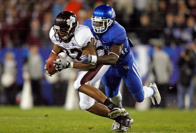 LEXINGTON, KY - OCTOBER 31:  Marcus Green #32 of  the Mississippi State Bulldogs catches a pass while defended by Danny Trevathan #22 of the Kentucky Wildcats during the SEC game at Commonwealth Stadium on October 31, 2009 in Lexington, Kentucky.  (Photo by Andy Lyons/Getty Images)