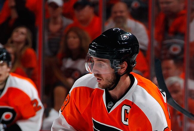 PHILADELPHIA, PA - MAY 02:  Mike Richards #18 of the Philadelphia Flyers looks to pass in Game Two of the Eastern Conference Semifinals against the Boston Bruins during the 2011 NHL Stanley Cup Playoffs at Wells Fargo Center on May 2, 2011 in Philadelphia, Pennsylvania.  (Photo by Paul Bereswill/Getty Images)