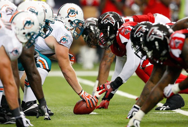 ATLANTA - SEPTEMBER 13:  The Miami Dolphins offense against the Atlanta Falcons defense at Georgia Dome on September 13, 2009 in Atlanta, Georgia.  (Photo by Kevin C. Cox/Getty Images)