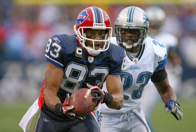 ORCHARD PARK, NY - NOVEMBER 14:  Lee Evans #83  of the Buffalo Bills makes a finger tip catch against Chris Houston #23 of the Detroit Lions at Ralph Wilson Stadium on November 14, 2010 in Orchard Park, New York. The Bills won 14-12. (Photo by Rick Stewart/Getty Images)