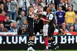 NEWCASTLE UPON TYNE, ENGLAND - AUGUST 13:  Gervinho of Arsenal confronts Joey Barton (L) of Newcastle shortly before being shown the red card by referee Peter Walton during the Barclays Premier League match between Newcastle United and Arsenal at St James' Park on August 13, 2011 in Newcastle upon Tyne, England.  (Photo by Shaun Botterill/Getty Images)