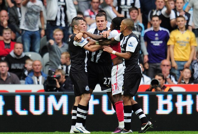 NEWCASTLE UPON TYNE, ENGLAND - AUGUST 13:  Gervinho of Arsenal confronts Joey Barton (L) of Newcastle shortly before being shown the red card by referee Peter Walton during the Barclays Premier League match between Newcastle United and Arsenal at St James' Park on August 13, 2011 in Newcastle upon Tyne, England.  (Photo by Shaun Botterill/Getty Images)