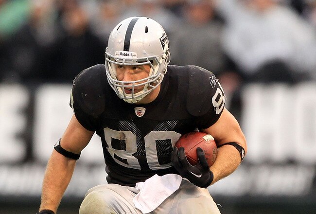 OAKLAND, CA - DECEMBER 19:  Zach Miller #80 of the Oakland Raiders in action during their game against the Denver Broncos at Oakland-Alameda County Coliseum on December 19, 2010 in Oakland, California.  (Photo by Ezra Shaw/Getty Images)