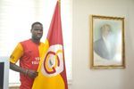 Emmanuel-eboue-galatasaraya-4-yillik-imza-atti_2011_1068702-1_crop_150x100