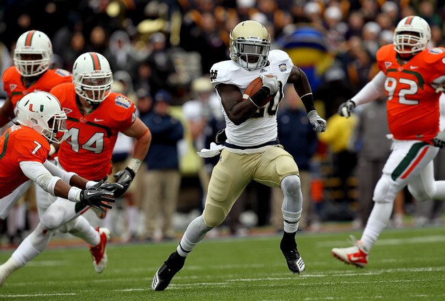 EL PASO, TX - DECEMBER 30:  Running back Cierre Wood #20 of the Notre Dame Fighting Irish runs for a touchdown against the Miami Hurricanes during the Hyundai Sun Bowl at Sun Bowl on December 30, 2010 in El Paso, Texas.  (Photo by Ronald Martinez/Getty Images)