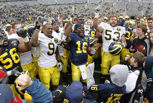 ANN ARBOR, MI - APRIL 16: Denard Robinson #16 of the Michigan Wolverines leads the a cheer at the end of the annual Spring Game at Michigan Stadium on April 16, 2011 in Ann Arbor, Michigan.  (Photo by Leon Halip/Getty Images)