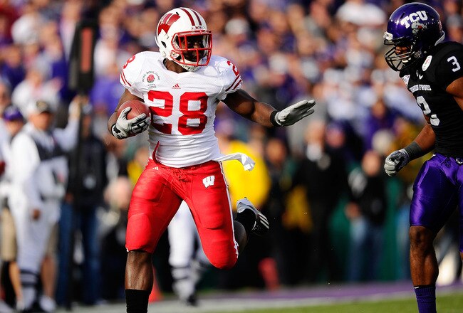 PASADENA, CA - JANUARY 01:  Running back Montee Ball #28 of the Wisconsin Badgers rushes with the ball against the TCU Horned Frogs in the first quarter of the 97th Rose Bowl game on January 1, 2011 in Pasadena, California.  (Photo by Kevork Djansezian/Getty Images)