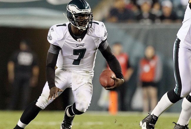 PHILADELPHIA, PA - AUGUST 25:  Michael Vick #7 of the Philadelphia Eagles in action against the Cleveland Browns during their pre season game on August 25, 2011 at Lincoln Financial Field in Philadelphia, Pennsylvania.  (Photo by Jim McIsaac/Getty Images)