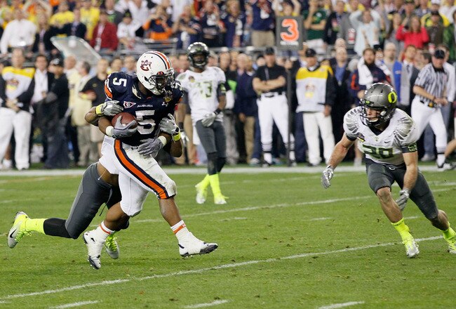 GLENDALE, AZ - JANUARY 10:  Michael Dyer #5 of the Auburn Tigers runs down field against the Oregon Ducks during the Tostitos BCS National Championship Game at University of Phoenix Stadium on January 10, 2011 in Glendale, Arizona.  (Photo by Kevin C. Cox/Getty Images)