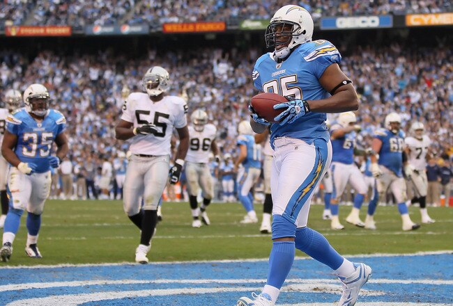 SAN DIEGO - DECEMBER 05:  Tight end Antonio Gates #85 of the San Diego Chargers scores a touchdown against the Oakland Raiders at Qualcomm Stadium on December 5, 2010 in San Diego, California. The Raiders defeated the Chargers 28-13.  (Photo by Jeff Gross/Getty Images)