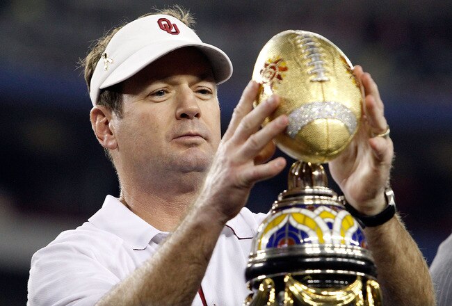 GLENDALE, AZ - JANUARY 01:  Head coach Bob Stoops of the Sooners celebrates the 48-20 victory against the Connecticut Huskies during the Tostitos Fiesta Bowl at the Universtity of Phoenix Stadium on January 1, 2011 in Glendale, Arizona.  (Photo by Tom Pennington/Getty Images)
