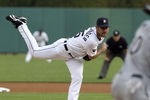 DETROIT - SEPTEMBER 02:  Justin Verlander #35 of the Detroit Tigers pitches in the first inning of the game against Alexei Ramirez #10 of the Chicago White Sox at Comerica Park on September 2, 2011 in Detroit, Michigan.  (Photo by Leon Halip/Getty Images)