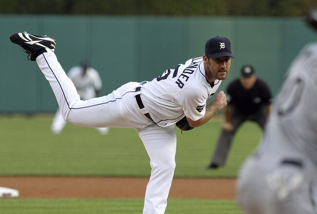 DETROIT - SEPTEMBER 02:  Justin Verlander #35 of the Detroit Tigers pitches in the first inning of the game against Alexei Ramirez #10 of the Chicago White Sox at Comerica Park on September 2, 2011 in Detroit, Michigan.  (Photo by Leon Halip/Getty Images)