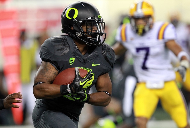 ARLINGTON, TX - SEPTEMBER 03:  LaMichael James #21 of the Oregon Ducks runs the ball against the LSU Tigers at Cowboys Stadium on September 3, 2011 in Arlington, Texas.  (Photo by Ronald Martinez/Getty Images)